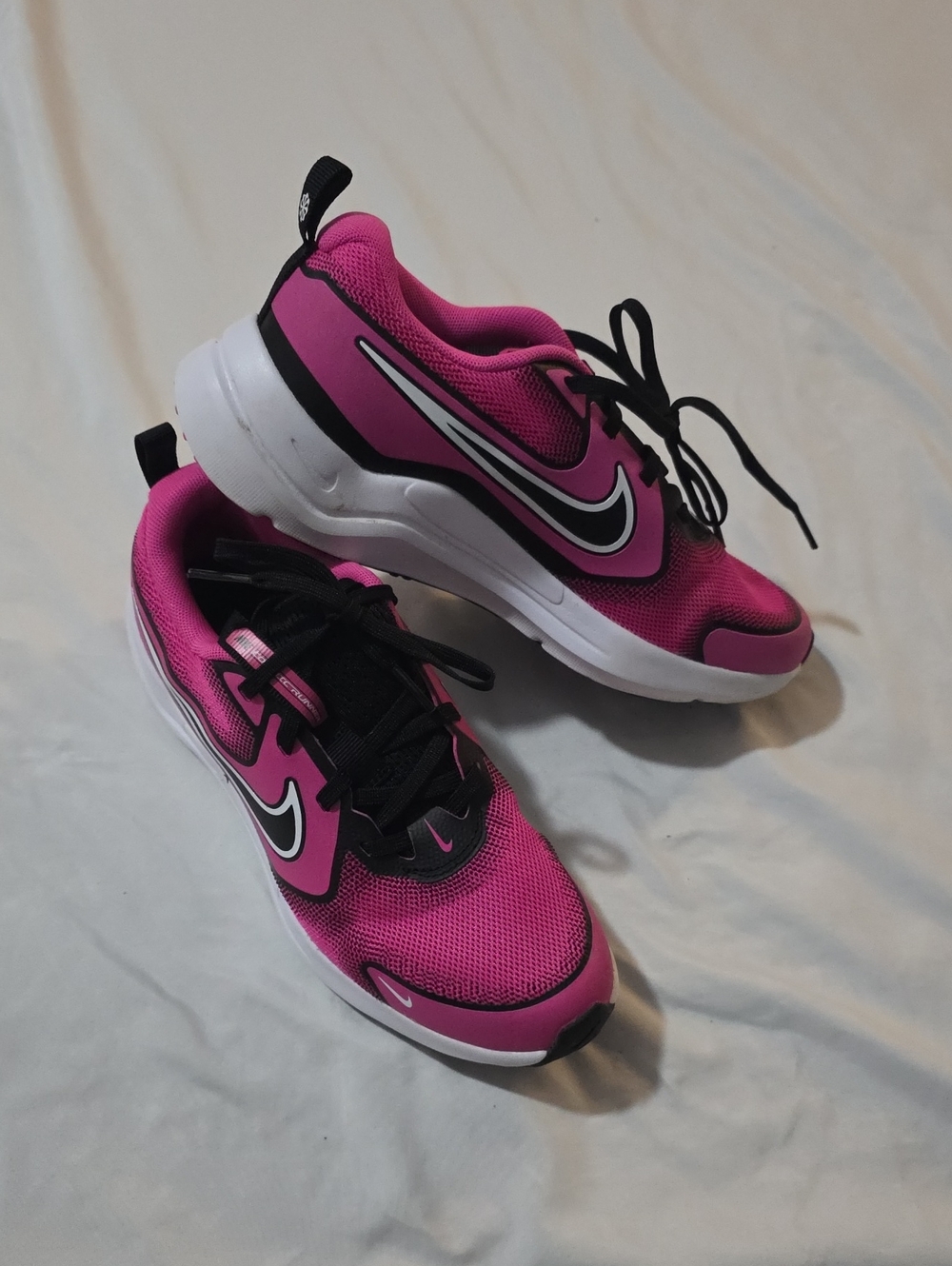 Nike Big Girls Athletic Sneakers in Fuchsia with Black & White Accents Size 4.5Y